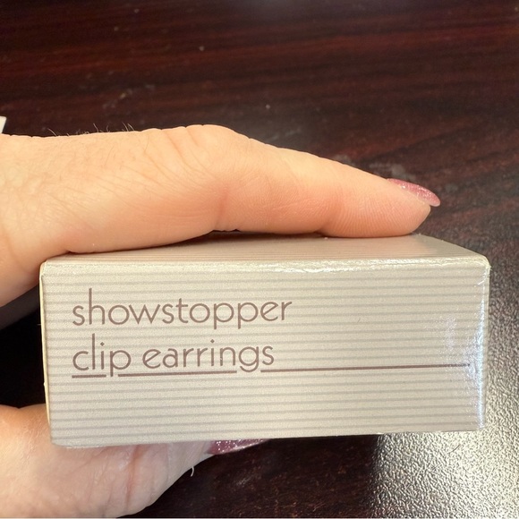 Avon “showstopper” Goldtone and Crystal drop clip Earrings. NIB 1989 vintage - Picture 4 of 5